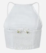 Blusa cropped blanca de encaje con cuello halter, breteles finos con lazo en la espalda y lastex en la espalda.