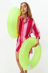 Túnica de manga larga con franjas verticales rosas, rojas y celestes.