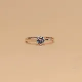 Anillo solitario de plata 925 con engarce de seis puntas y circonia central.