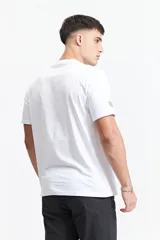 Remera color durazno de manga corta con cuello redondo y estampado frontal con texto en recuadro.