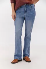 Jean de corte semi oxford con tiro medio, confeccionado en denim de lavado claro. Presenta costuras verticales decorativas en el frente y un detalle de costura en la botamanga que amplía la silueta.