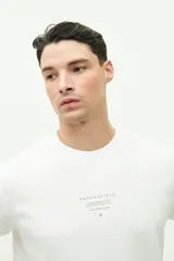 Remera blanca de manga corta con logo estampado en el pecho.