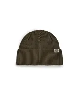 Gorro de lana color verde oliva, tejido en punto canalé, con etiqueta con el logo de la marca Deus Ex Machina cosida en el borde. Modelo Pill Merino Beanie.