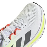 Championes Adidas Questar 3 para hombre, color blanco con detalles en gris, negro, amarillo y naranja. Ideales para running. Cuentan con amortiguación Bounce 2.0 y plantilla Cloudfoam Plus.