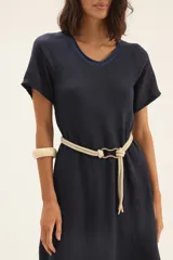 Vestido midi color azul marino, de lino, corte evasé y manga corta. Incluye cinturón de soga color beige.