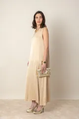 Vestido italiano gris de rayón y viscosa, corte suelto, largo midi y sin mangas.