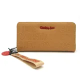 Billetera color camel con relieve de la frase 'Oreiro Love' y el logo de la marca.