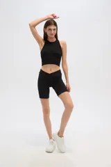 Short negro de poliamida, corte al cuerpo y calce medio.