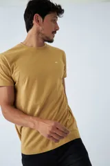 Remera de hombre azul marino, de manga corta, con cuello redondo y logo estampado en el pecho.