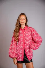 Camisa celeste con estampado de flores blancas, corte clásico, cuello camisero y mangas largas abullonadas.