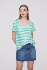 Remera blanca con rayas horizontales verdes, cuello en V y mangas cortas.