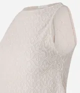 Musculosa azul marino texturizada con cuello halter.