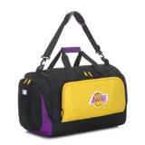 Bolso deportivo negro con detalles en amarillo y violeta, con el logo de Los Angeles Lakers estampado en el frente.