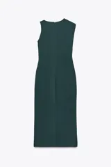 Vestido midi verde oscuro de cuello redondo y sisa americana. Presenta un drapeado en el lateral con detalle de hebilla metálica y abertura en la falda.