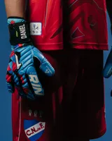 Short de arquero rojo con detalles en azul y blanco, escudo del Club Nacional de Football y logo de Umbro.