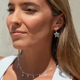 Aros colgantes de plata 925 con forma de flor, formados por cinco piedras de la luna.