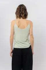 Musculosa lila de breteles finos con escote en V en el frente y espalda en U, confeccionada en tejido fluido con leve textura satinada.