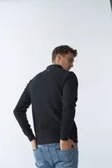 Campera marrón de algodón con cierre frontal, cuello alto, bolsillos laterales, puños y logo bordado en el pecho.