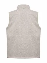 Chaleco de polar color beige jaspeado, con cuello alto y cierre frontal. Tiene tres bolsillos frontales con cierre.