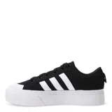 Championes Adidas Bravada 2.0 de lona negra con las tres tiras clásicas en blanco y suela de plataforma blanca.