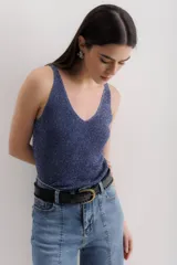 Musculosa azul con lurex, escote en V y breteles finos.