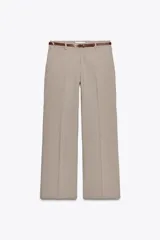 Pantalón de tiro alto con estampado a cuadros en tonos beige y marrón, con bolsillos delanteros y falsos bolsillos traseros. Incluye cinturón marrón con hebilla metálica.