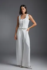 Pantalón color off white con corte amplio y cintura alta, ideal para looks elegantes.