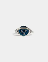 Anillo plateado con diseño de planeta esmaltado en azul y estrellas.