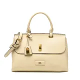 Cartera de mano y hombro color beige, con solapa frontal que se cierra con un herraje metálico dorado. Presenta dos asas superiores y una correa larga desmontable y regulable. Incluye un dije colgante con candado dorado.