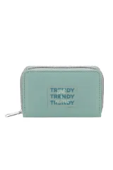 Billetera rectangular color verde agua con cierre de cremallera plateada y estampado frontal con la frase "Trendy Love Trendy Manifest Trendy".