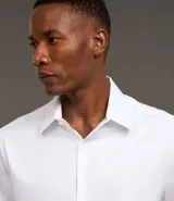 Camisa negra de manga corta, corte slim, con cuello inglés y abotonadura frontal. Confeccionada en viscosa con fibra de bambú.