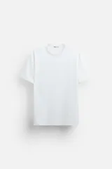 Camiseta blanca de cuello redondo y manga corta, corte regular.