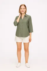 Camisa blanca de algodón, de corte holgado, con cuello camisero y mangas 3/4.
