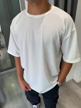Remera blanca de waffle, corte amplio y mangas cortas.