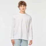Remera blanca de manga larga con cuello redondo.