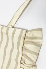 Bolso tipo tote bag con rayas verticales rosas y rojas, con volados en los laterales y asas de hombro.