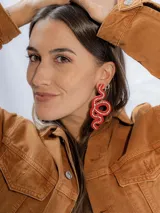 Aros colgantes con forma de serpiente azul contorneada con strass plateado.