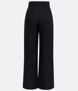 Pantalón negro tipo pantalona en viscosa y lino, con pliegues, trabillas y cinturón con hebilla.