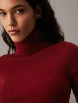 Sweater rojo de punto de algodón con textura de canalé, corte slim, cuello tortuga alto y manga larga.