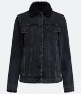 Campera de jean para mujer marca Blue Steel, color negro con lavado sutil. Cuenta con forro de felpa negro en el cuello y el interior, cuello camisero, manga larga, bolsillos delanteros con solapa y cierre frontal mediante botones metálicos.
