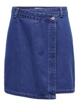 Minifalda de denim azul con corte evasé y diseño cruzado con cierre de botón.