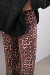 Pantalón de lanilla con estampado animal print.