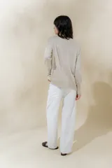 Sweater azul con brillo, escote en V y mangas largas.