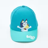 Gorra azul con visera celeste, con estampado del personaje Bluey y su nombre en blanco.