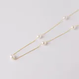 Gargantilla de oro amarillo 18k con perlas de cultivo blancas.