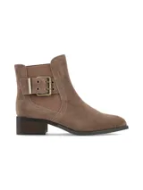 Botín de gamuza color tostado con detalle de hebilla lateral, panel elástico y taco bajo cuadrado.