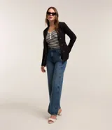 Blazer negro de punto roma con cuello solapa, cierre con ganchos, botones delanteros y forro de poliéster.