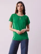 Remera verde de modal con cuello redondo y manga corta con aplique de encaje.