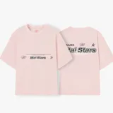 Remera color crema de corte recto y mangas cortas, con estampados en negro en el frente y la espalda.