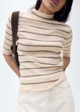Jersey de punto de canalé color crema con rayas horizontales finas marrones, cuello perkins y manga tres cuartos.